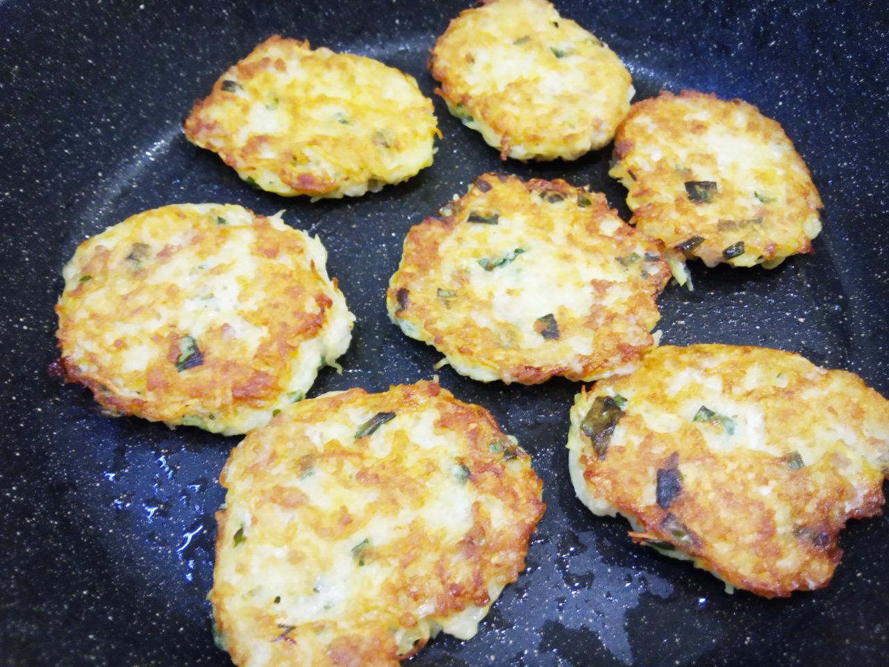 Картофельные оладьи с добавлением мясного фарша и зеленого лука: Обжариваем на небольшом огне до золотистой корочки, накрываем крышкой и доводим до готовности, чтобы