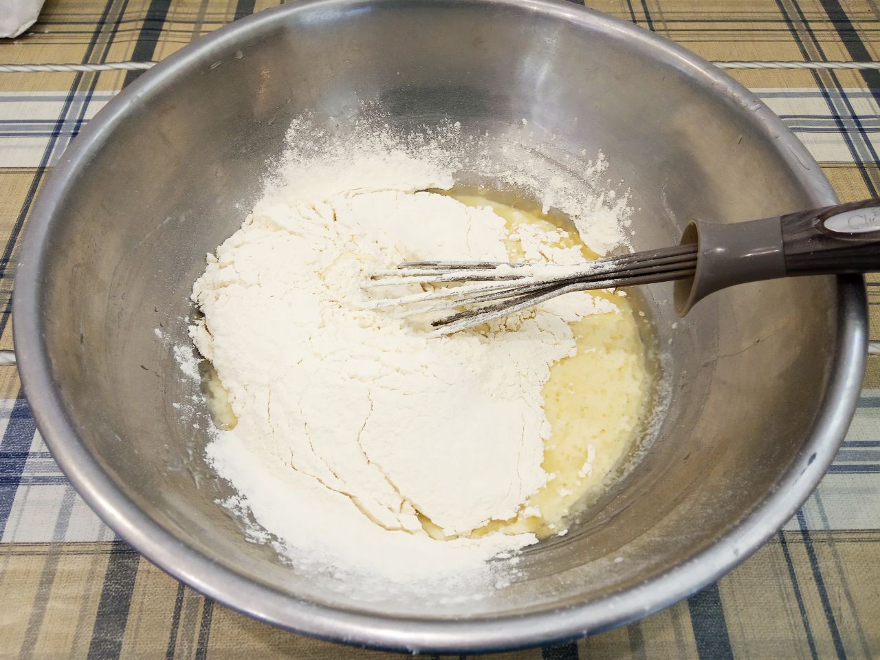 Простой рецепт жареных пирожков с начинкой из куриного филе и лука: Муку просеиваем через мелкое сито, добавляем частями, замешиваем мягкое и нежное тесто.