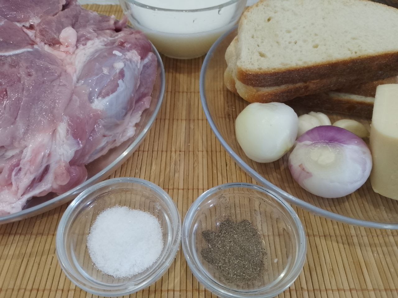 Домашние мясные котлеты, с начинкой из сыра, вкусные и аппетитные