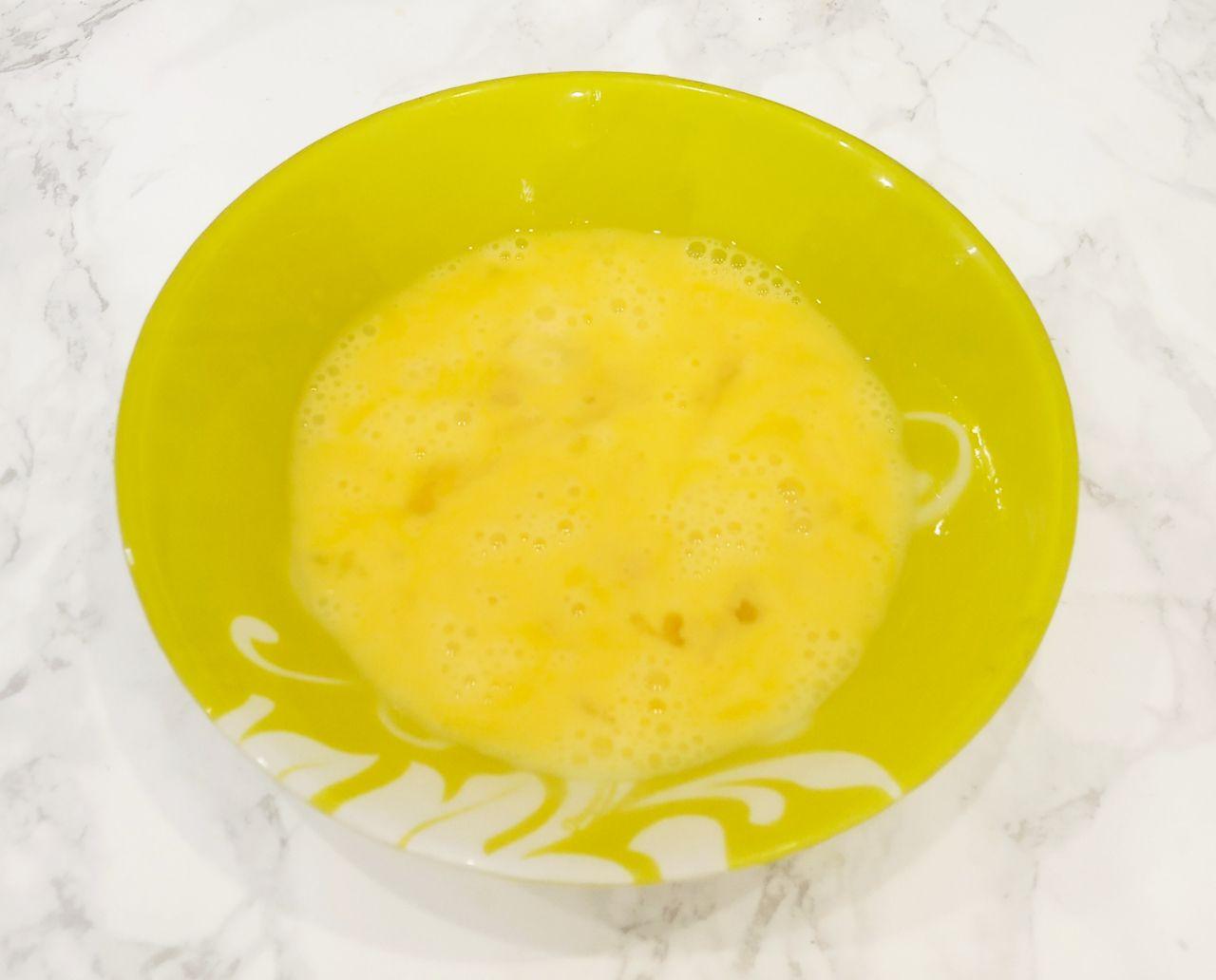 Вареники на кефире с халвой на пару, воздушные и вкусные: Яйца разбиваем в чашу, добавляем сахар и щепотку соли, взбиваем венчиком.