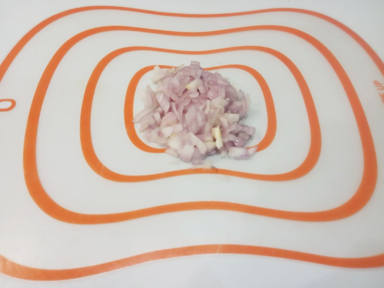 Заливной пирог с фаршем и луком на сковороде, просто и вкусно: Лук очищаем от шелухи, промываем и мелко нарезаем.