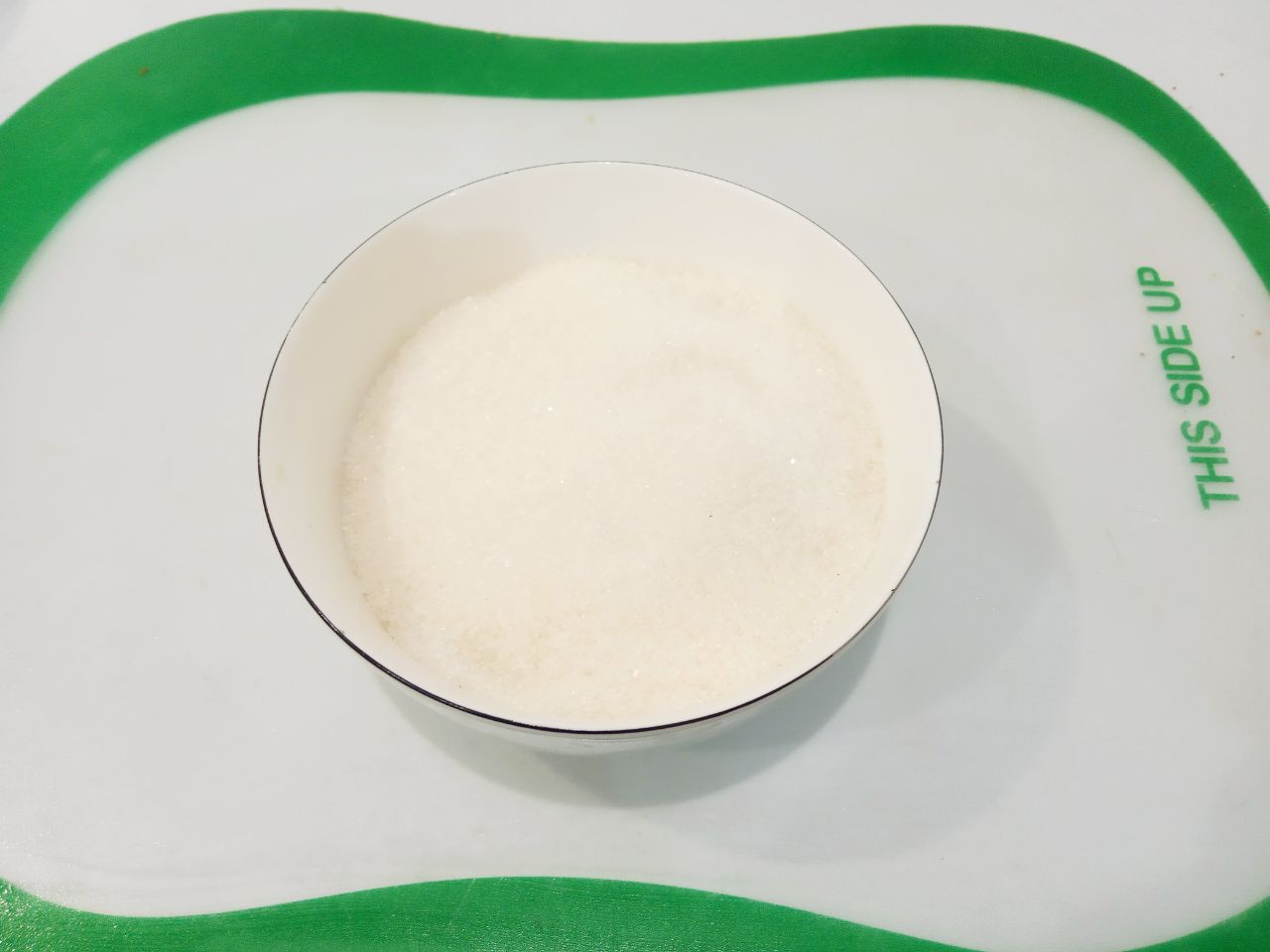 Манный пирог на кефире, просто и вкусно: Яйца разбиваем в посуду, добавляем сахар и размешиваем.