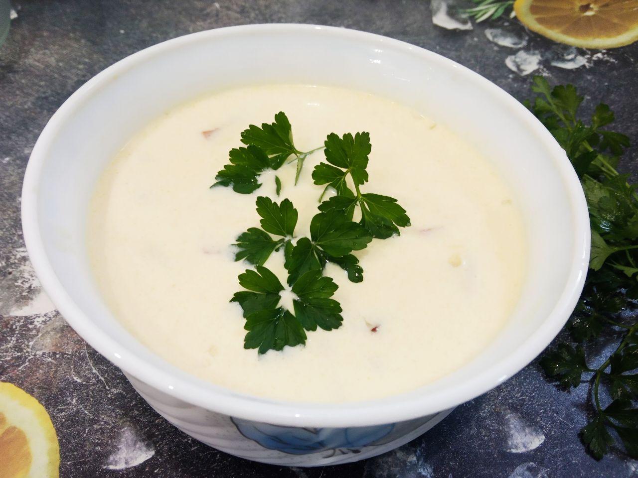 Соус сметанный с сыром и колбасой к макаронам: Выкладываем колбасу в соус и хорошо размешиваем.