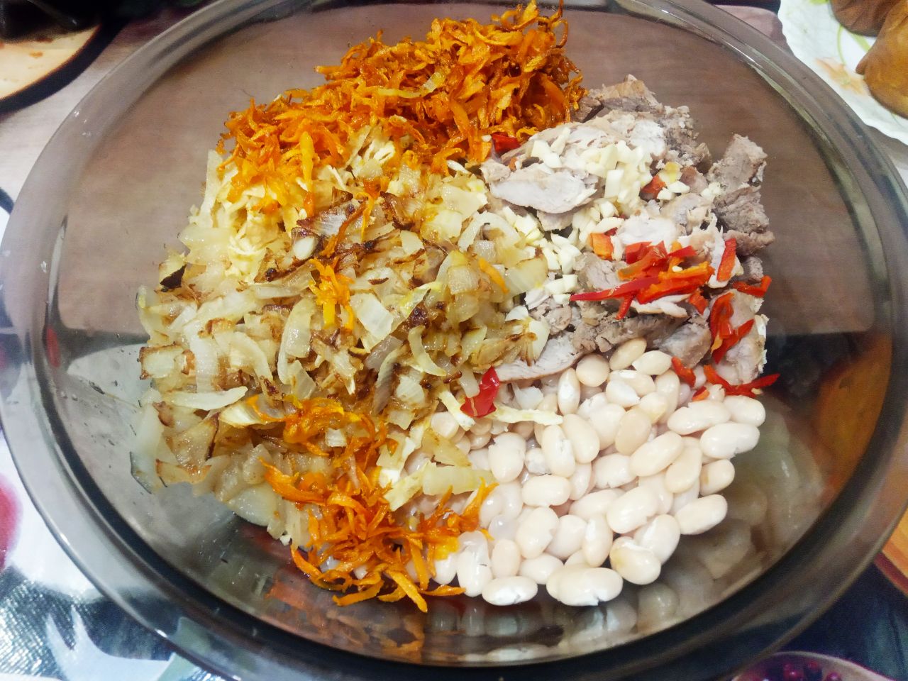 Салат из фасоли с мясом, овощами и яйцами: Соединяем все подготовленные ингредиенты и солим по вкусу.