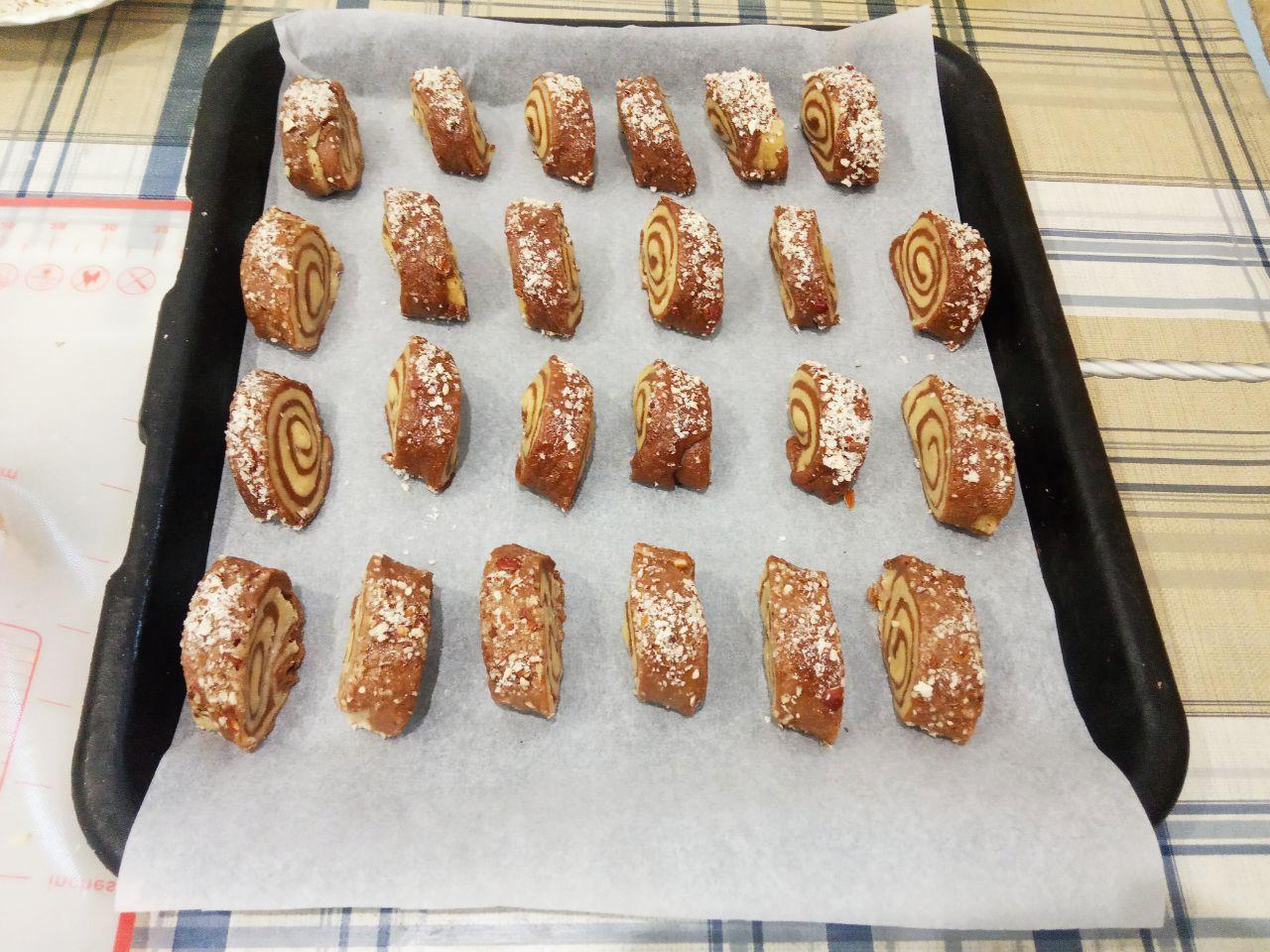 Печенье рулетики к чаю, вкусно и просто: Духовку разогреваем до 180 С, ставим печенье и выпекаем до готовности.