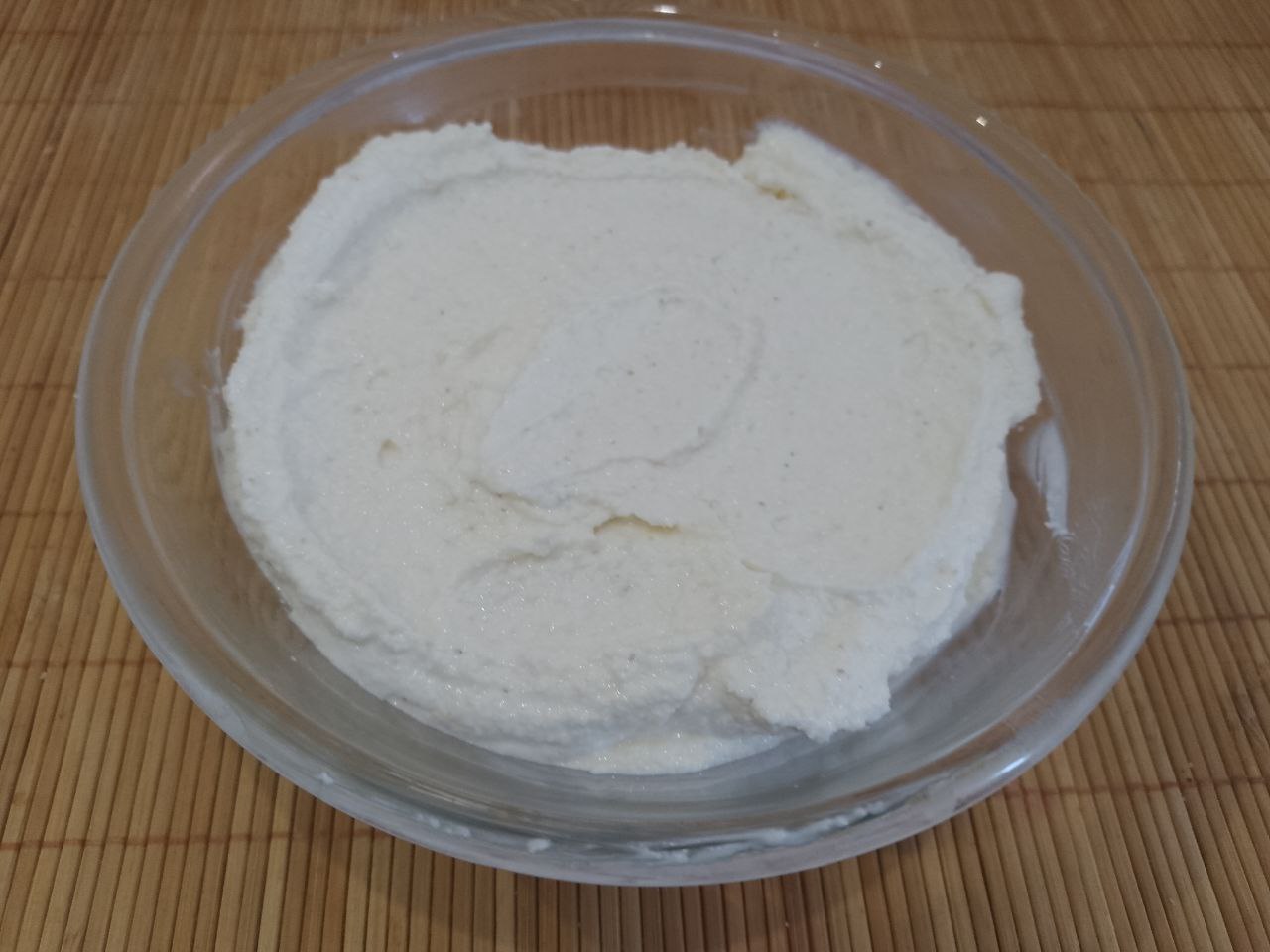 Творожная запеканка с изюмом, нежная и вкусная: Сметану соединяем с манной крупой, размешиваем и оставляем для набухания на 15 минут.