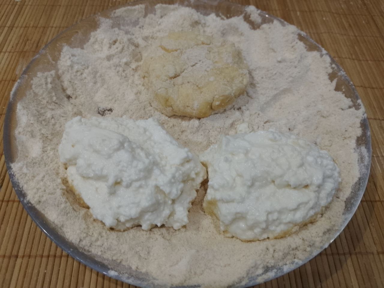 Сырники запеченные в духовке, нежные, сочные и вкусные: Формируем сырники и обваливаем в сухой смеси.