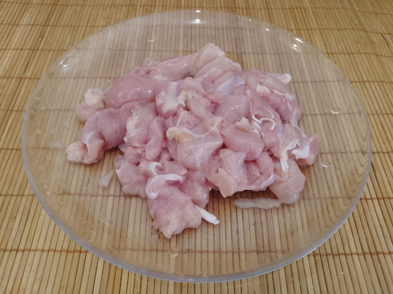 Тушеная спаржевая фасоль с овощами и куриным мясом: Куриное мясо промываем, просушиваем и разрезаем на небольшие кусочки.