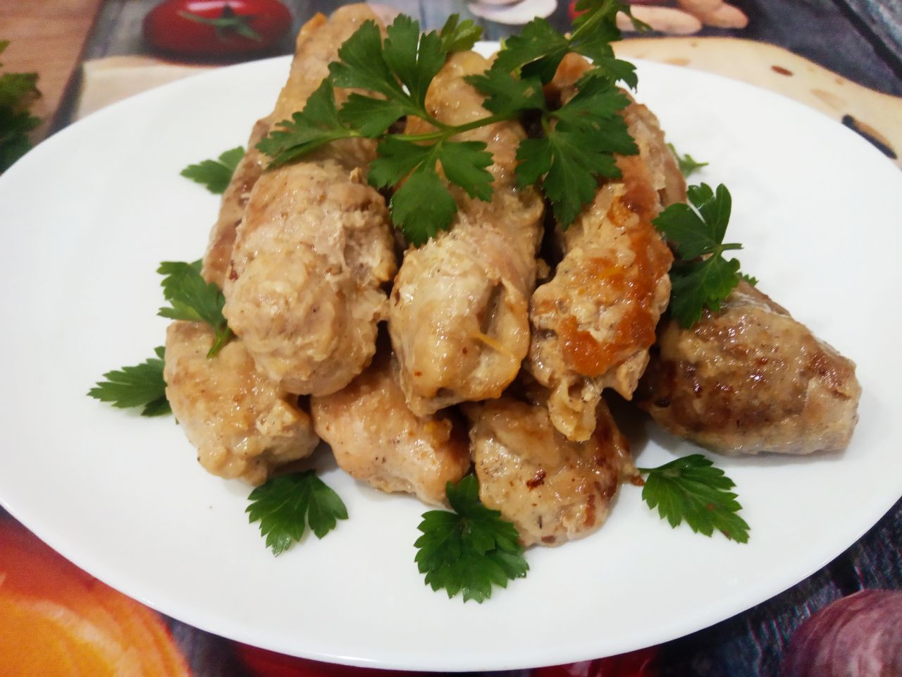 Мясные пальчики с начинкой из жареного лука: Вынимаем зубочистки из пальчиков и складываем на тарелку или блюдо.