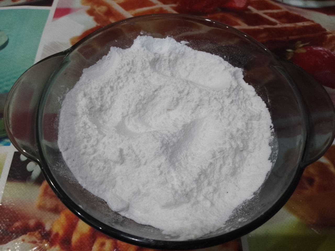 Бисквитный торт с клубникой и взбитыми сливками, нежный и вкусный: Займемся приготовлением крема.