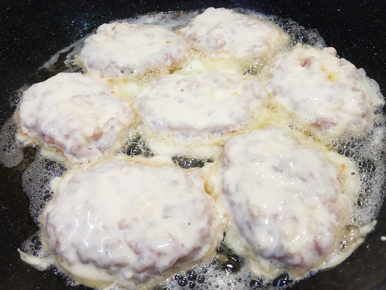 Мясной рулет с сыром в кляре, жареный на сковороде: Разогреваем сковороду с растительным маслом. Полоски окунаем в кляр и укладываем на сковороду на расстоянии