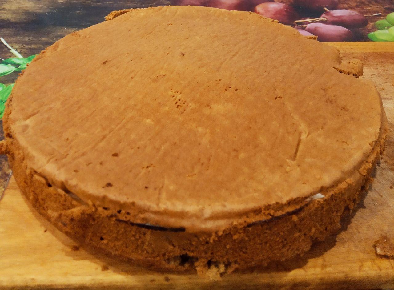 Вкусный и ароматный кофейный торт с заварным сливочным кремом: Выпекаем до готовности, проверяем зубочисткой или деревянной палочкой.