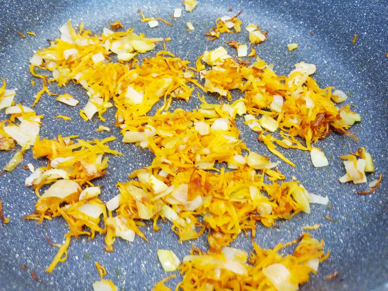 Котлеты из свежей капусты и фарша, сочные и вкусные: Обжариваем лук с морковью на растительном масле до размягчения.