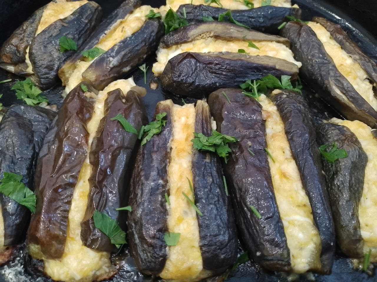 Запеченные баклажаны с начинкой из сыра и яиц: Духовку разогреваем до 180 С и ставим баклажаны для запекания.Запекаем баклажаны 20-30 минут.