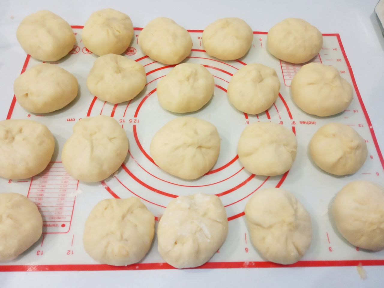 Простой рецепт сочных и воздушных пирожков с яблоками: Края теста собираем в одном месте и формируем пирожок круглой формы.
