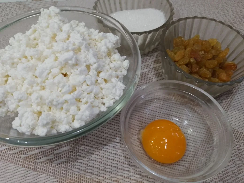 Песочное и рассыпчатое печенье, с начинкой из творога и изюма: Для начинки, изюм перебираем и замачиваем на 15 минут в горячей воде, которую потом сливаем, изюм просушиваем.