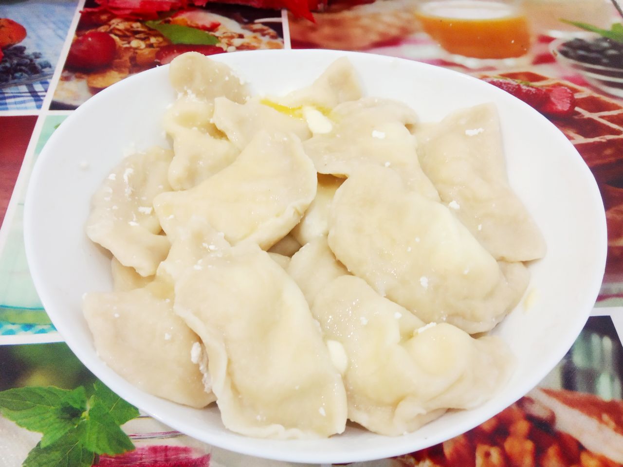 Простой рецепт вареников с творогом, вкусные и аппетитные: Достаем вареники из кипятка, складываем в миску и поливаем растопленным сливочным маслом, встряхиваем.