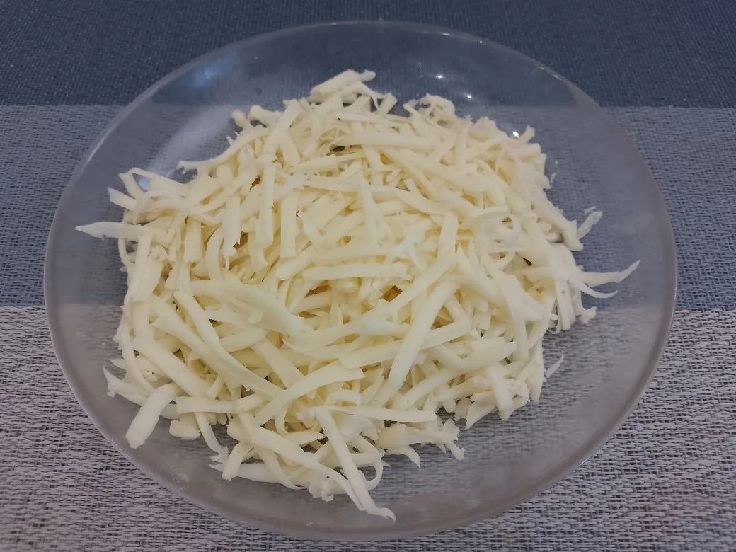 Картофельная запеканка с сыром, помидорами и куриным мясом: Твердый сыр натираем на крупной терке.