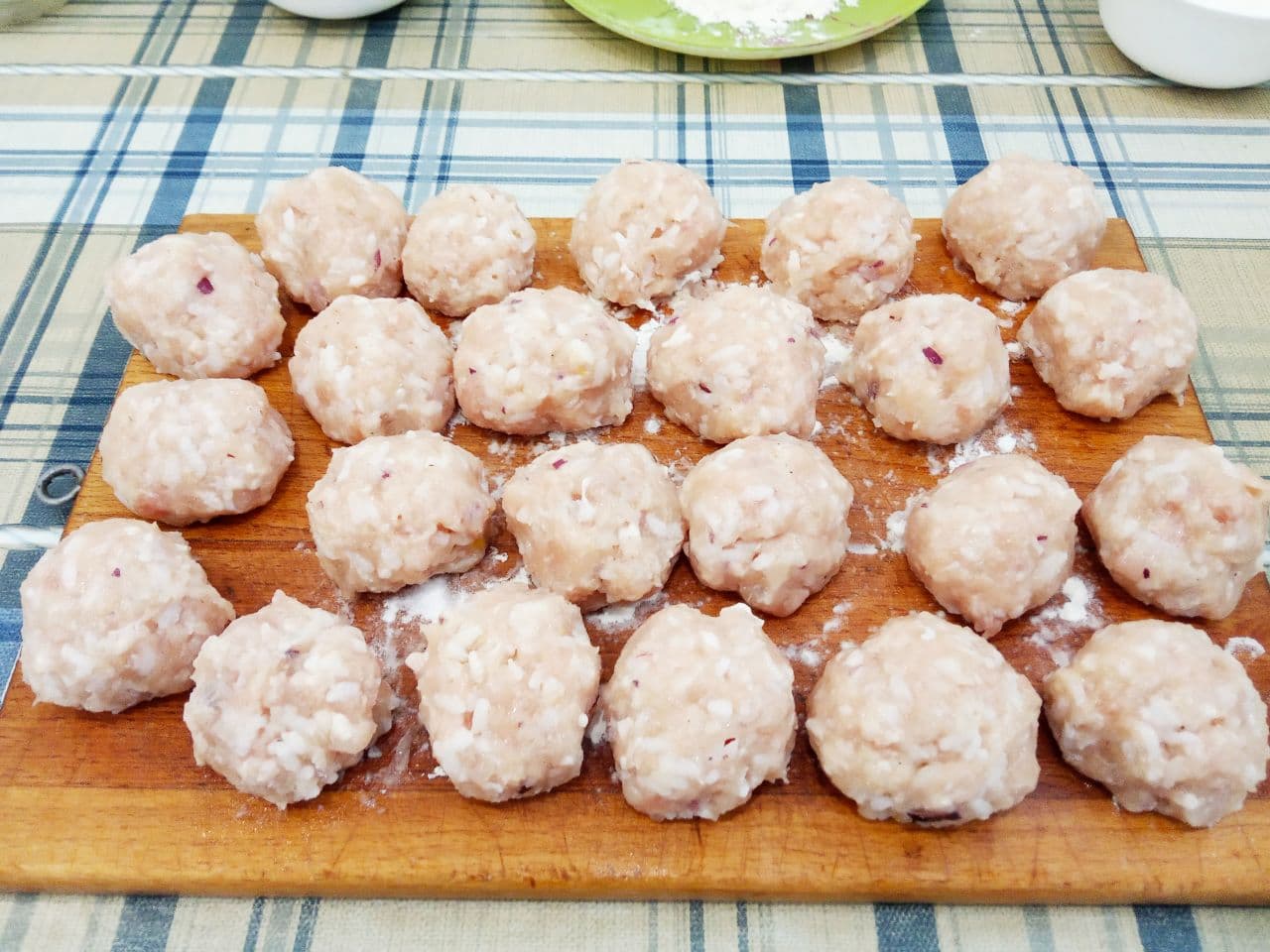 Мясные тефтели с добавлением риса, нежные и сочные: Фарш разделяем на небольшие тефтели и обваливаем в муке.