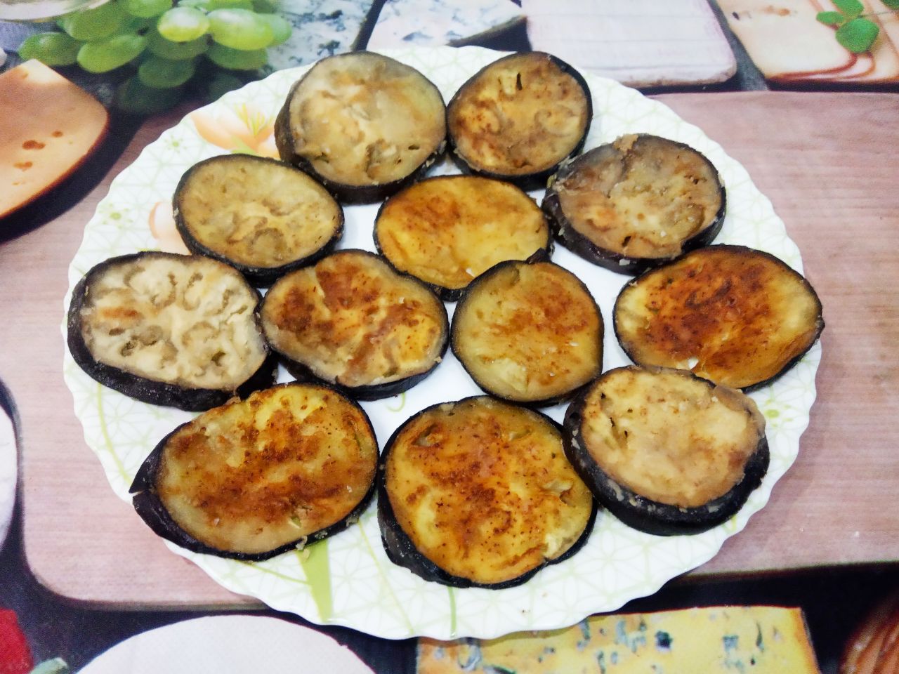 Жареные баклажаны, с помидорами и сметанным соусом: Обжаренные баклажаны складываем на блюдо.