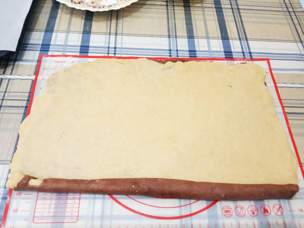 Печенье рулетики к чаю, вкусно и просто: Накладываем один лист на другой и тонко раскатываем.11. Лист сворачиваем рулетом.