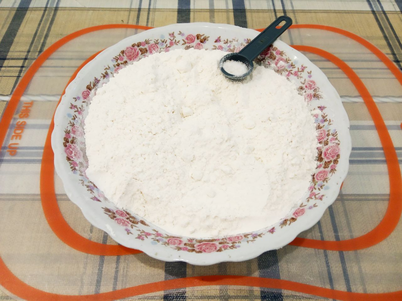 Воздушные и нежные булочки с заварным кремом и изюмом: Муку просеиваем через мелкое сито и половину муки с солью добавляем в смесь, размешиваем сначала лопаткой.