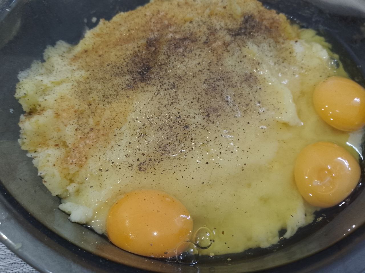 Картофельная запеканка с куриным филе, в духовке: Добавляем яйца и специи по своему вкусу, я добавила молотый перец и сухой молотый чеснок.