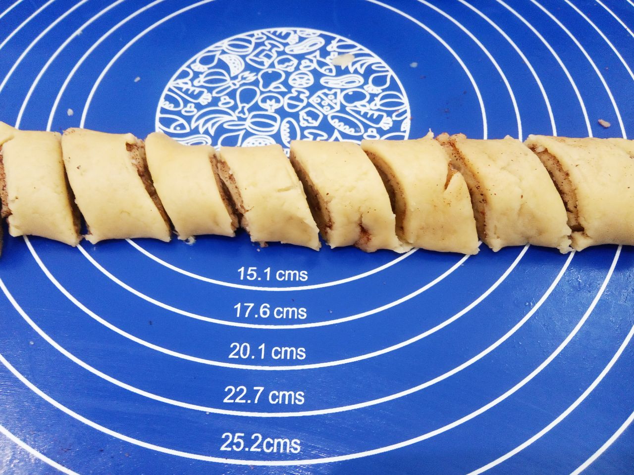 Печенье с корицей и мучной крошкой, песочное и рассыпчатое: Рулеты разрезаем на полоски 1,5-2 см.
