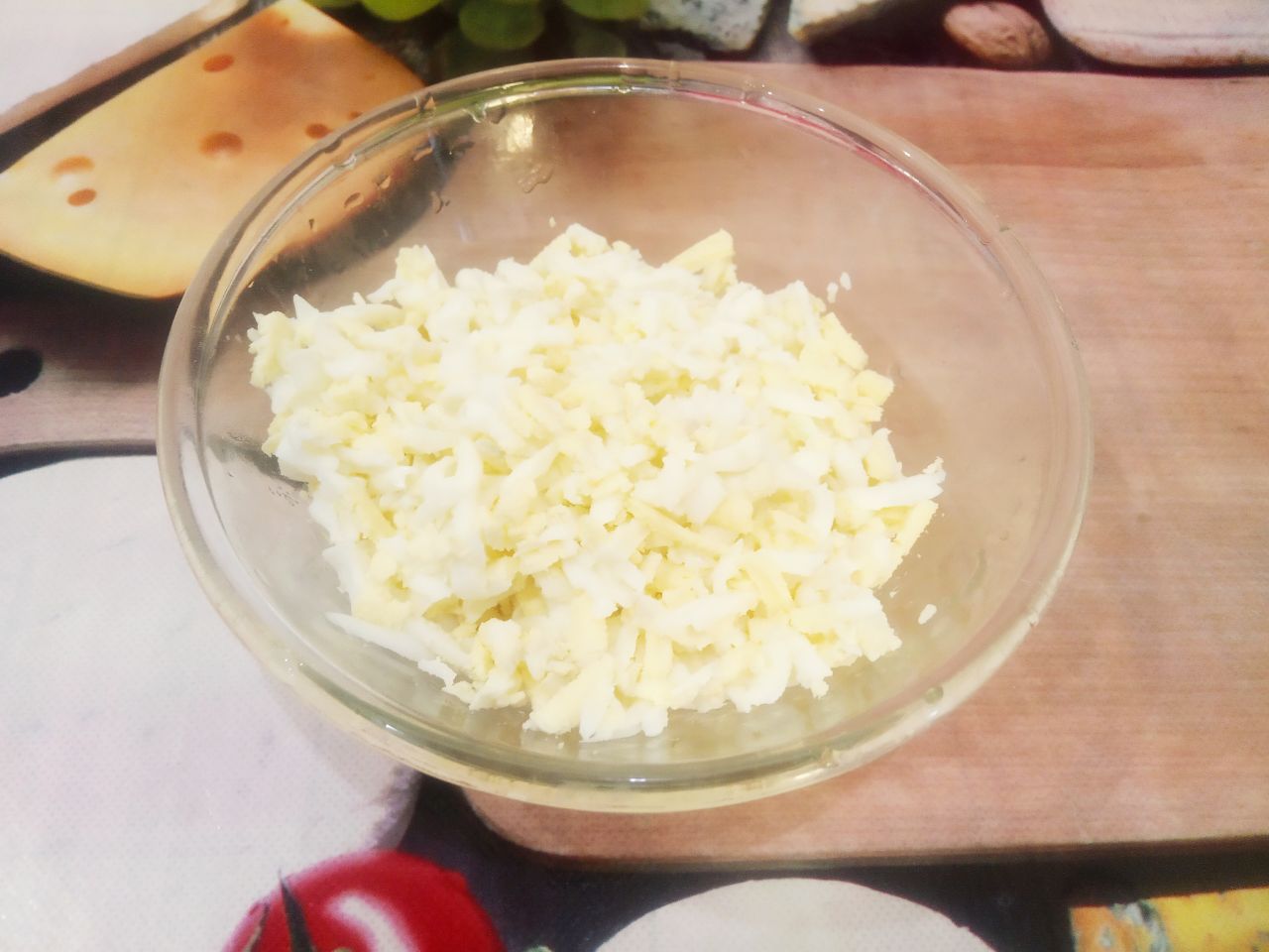 Салат из редьки, куриного филе и яиц, вкусный и сытный: Яйца отвариваем, охлаждаем и натираем на крупной терке.