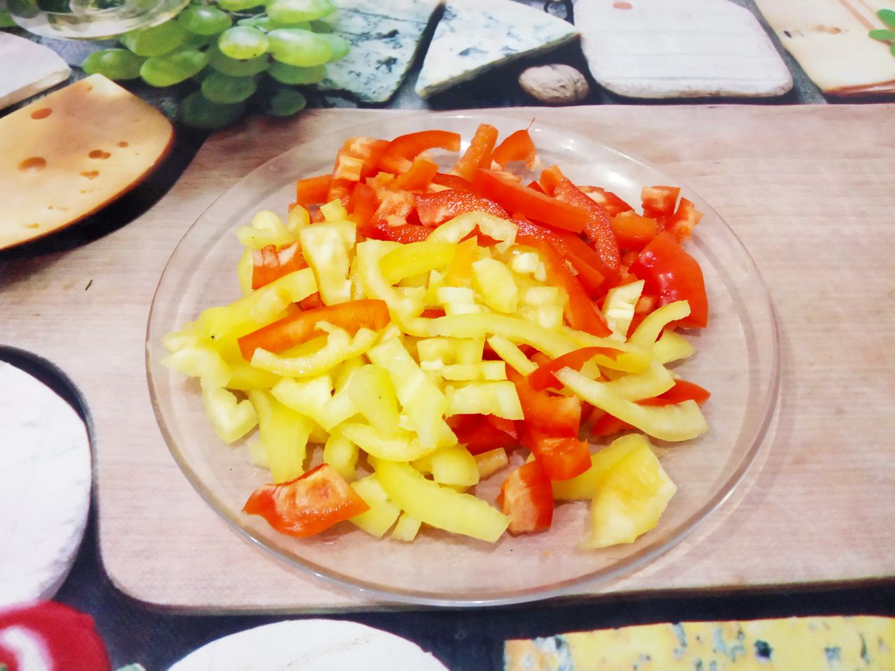 Тушеная фасоль с овощами, вкусно и сытно: Перец сладкий, очищаем от семян, промываем и нарезаем полосками.