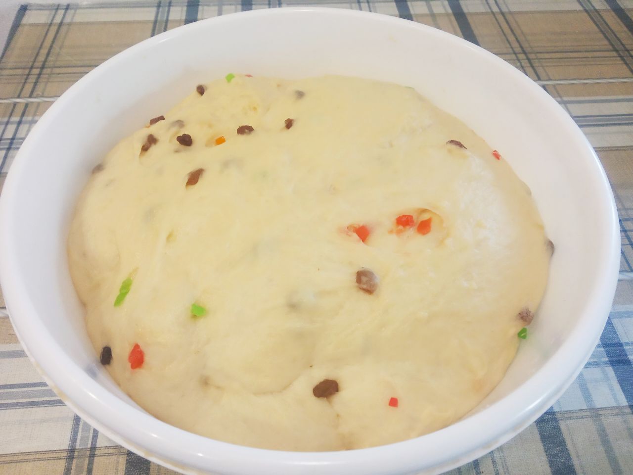 Домашние воздушные праздничные куличи: Миску или другую посуду смазываем растительным маслом и кладем тесто. Накрываем тесто и ставим в теплое место