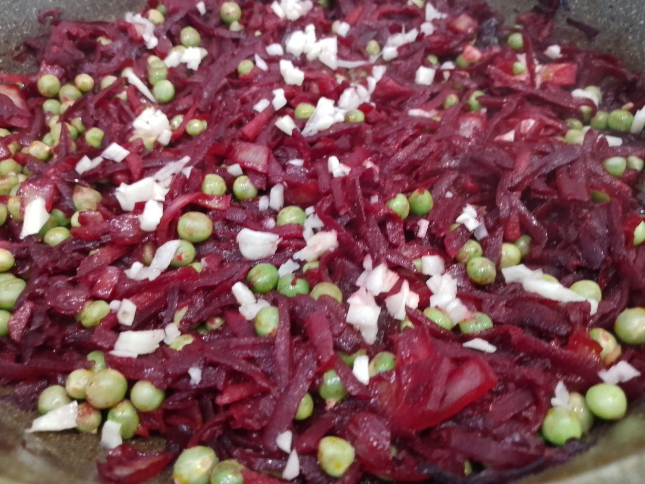 Тушеная свёкла с зеленым горошком и овощами: В конце приготовления добавляем измельченный чеснок, соль и перец по вкусу, тушим ещё около пяти минут.