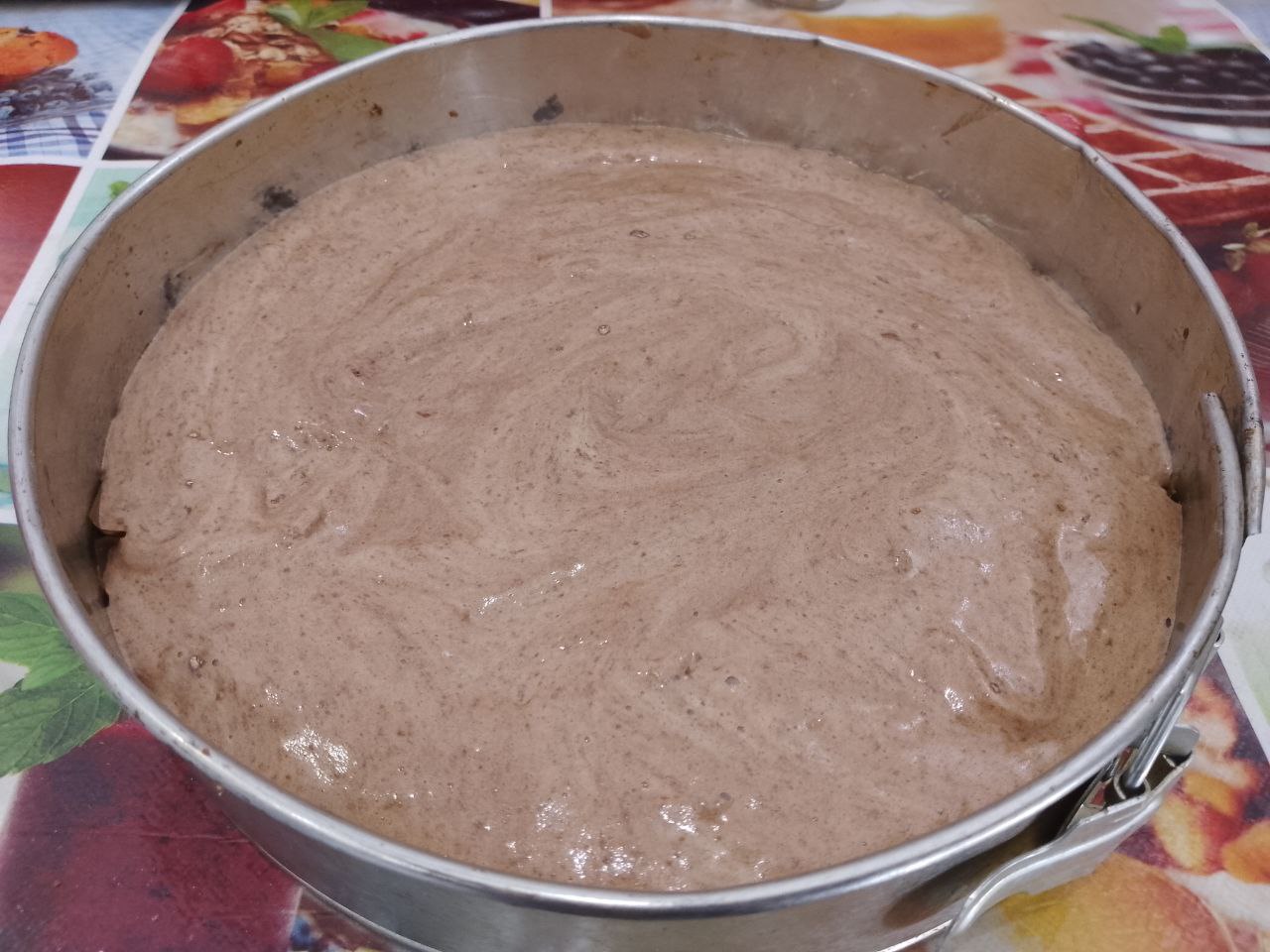 Бисквитный торт с клубникой и взбитыми сливками, нежный и вкусный: Приготовим темное бисквитное тесто.