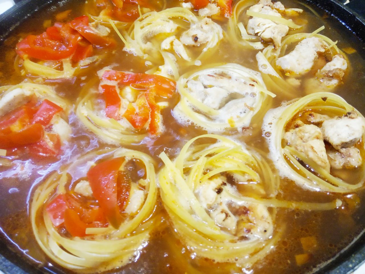 Макаронные гнёзда с мясом и сыром, в соусе: Укладываем гнёзда в сковороду, гнёзда должны быть покрыты соусом, если полностью не покрыты доливаем горячей