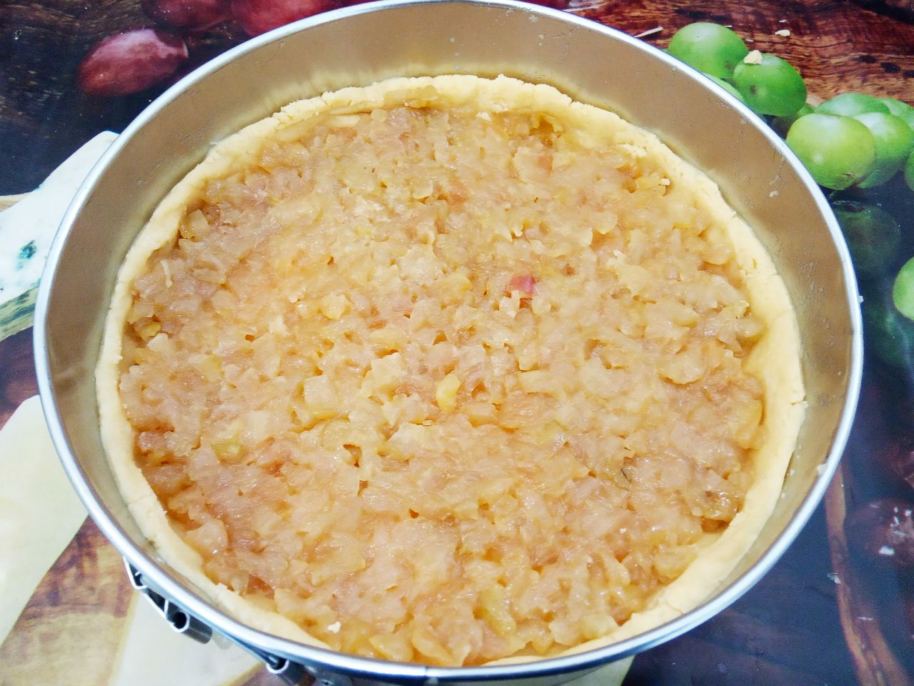 Песочный и рассыпчатый пирог со свежими яблоками: Яблочную начинку выкладываем и равномерно разравниваем.