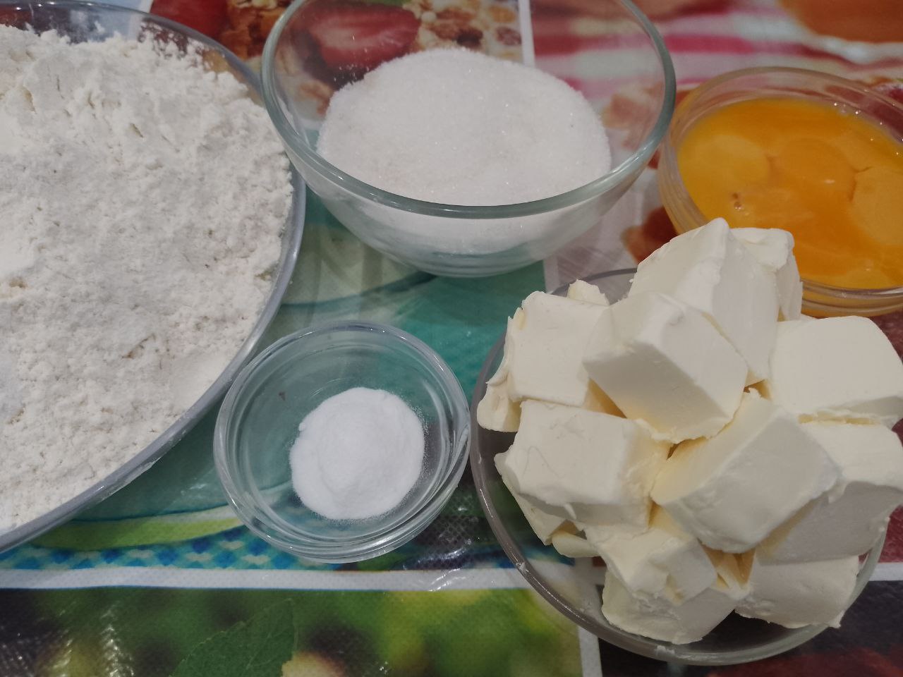 Пирог из песочной крошки, творожной начинки и ягод клубники: Сначала приготовим песочную крошку.
