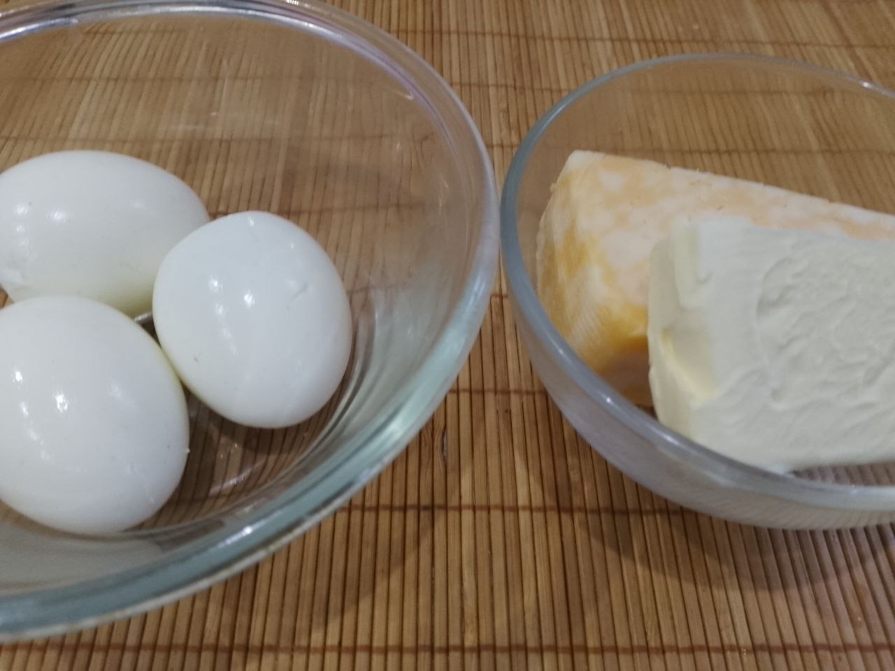 Котлеты с начинкой из яиц и сыра, в кляре, вкусные и сытные: Приготовим начинку, вареные яйца натираем на средней терке.