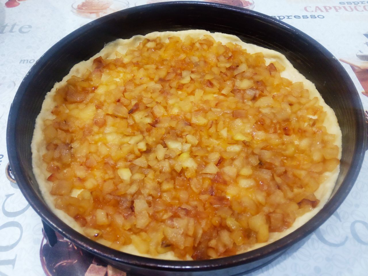 Песочный пирог с тушеными яблоками, просто и вкусно: Выкладываем равномерно на тесто тушеные яблоки.
