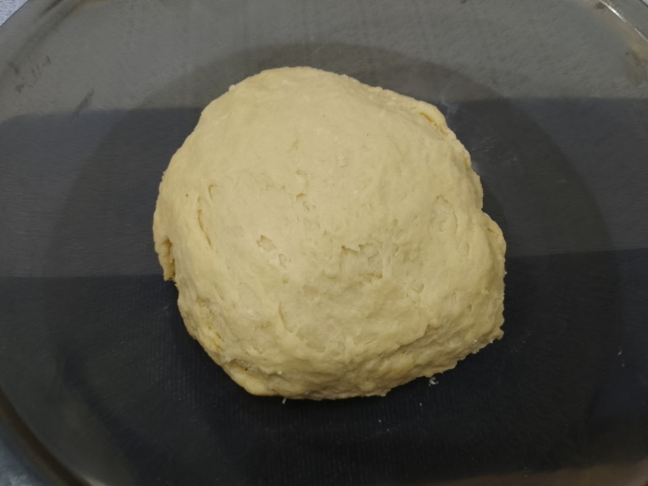 Торт «Муравейник», просто и вкусно: Муку просеиваем через сито, соединяем с размешанной смесью и замешиваем тесто.