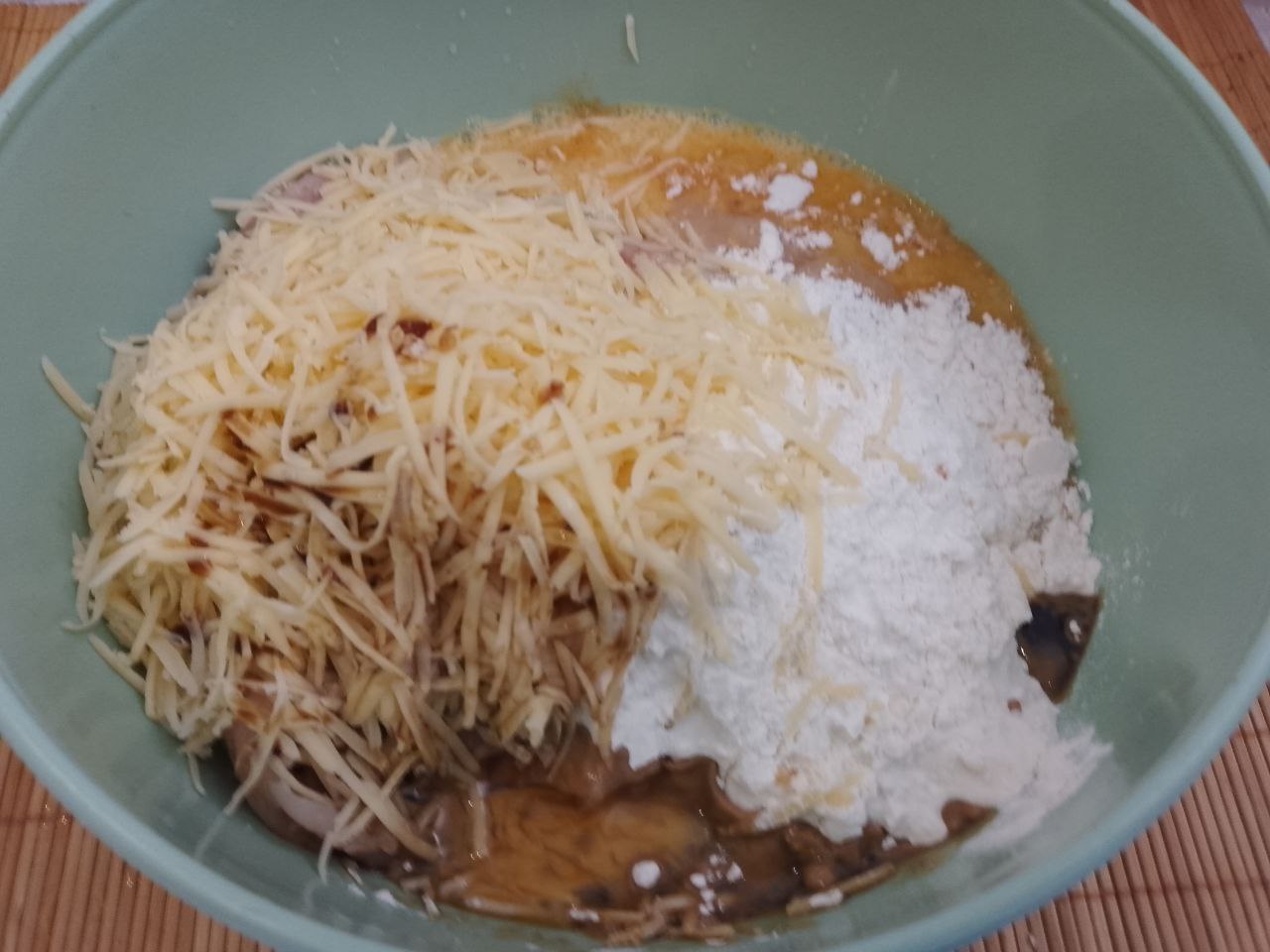 Отбивные в кляре из куриного мяса, на сковороде: В чашу с филе выливаем яйца, добавляем муку, соевый соус, тертый сыр, соль, перец и чеснок по вкусу. Массу