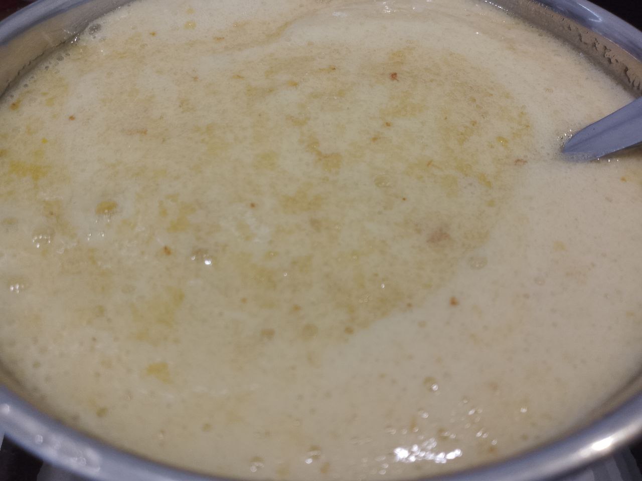 Торт с нежным кремом из сливок и творожного сыра, очень вкусный: Добавляем соду, размешиваем и снимаем сразу с огня, так как смесь увеличивается в объеме. Смесь охлаждаем до