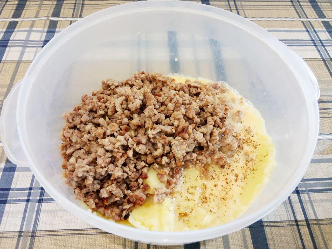 Картофельные котлеты из пюре с фаршем, просто и вкусно: Соединяем пюре, обжаренный фарш с луком и взбитые яйца. Котлетную массу тщательно размешиваем.