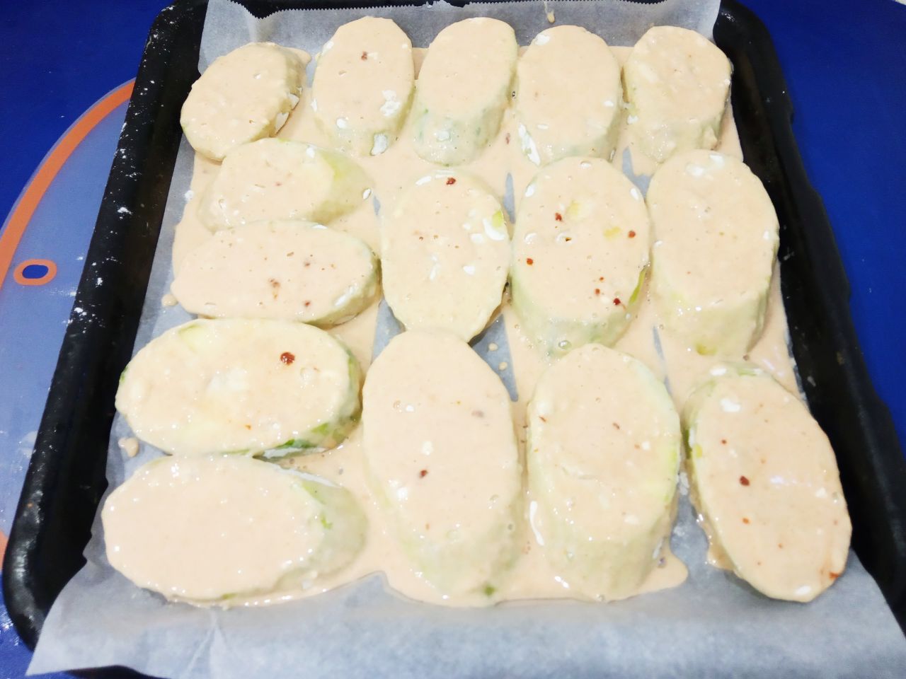 Запеченные кабачки в кляре, с сыром и помидорами: Противень ставим в разогретую духовку до 180 С и запекаем кабачки до размягчения около 30 минут.