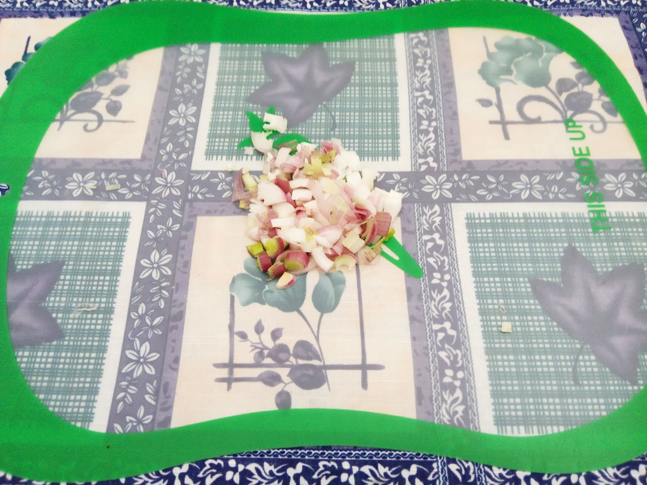 Чечевица тушеная с овощами, полезно и вкусно: Лук очищаем от шелухи, промываем и измельчаем.