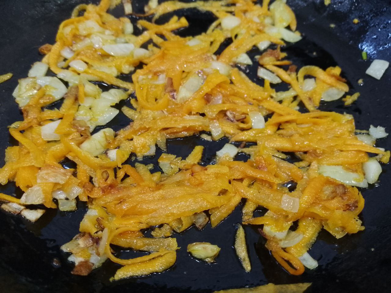 Суп картофельный с домашними пельменями из мясом свинины: Добавляем морковь и обжариваем до размягчения моркови.