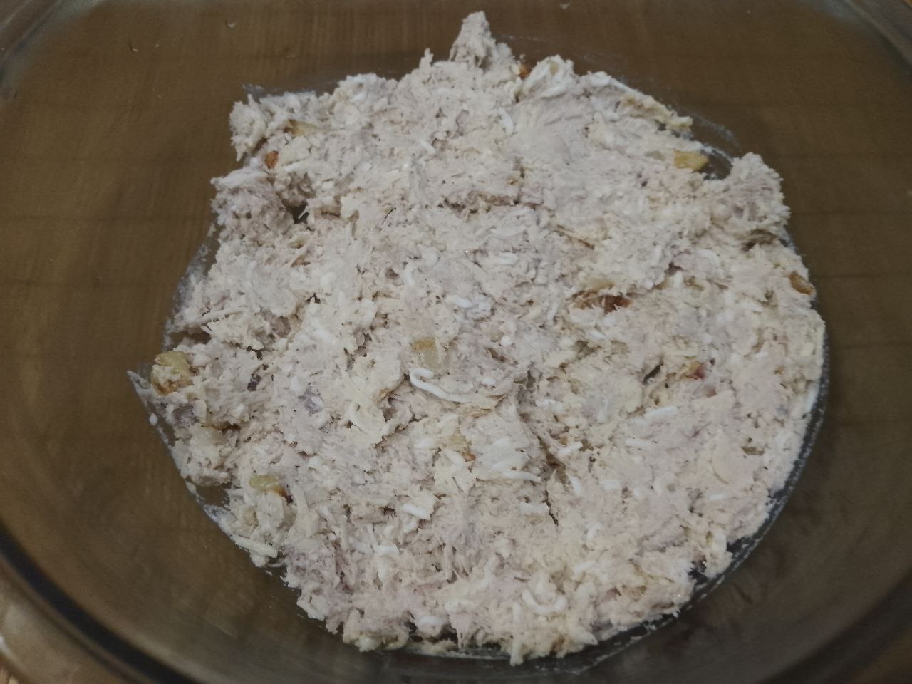 Лаваш с мясной начинкой, на сковороде, вкусный и аппетитный: Измельченное мясо, яйца, сыр и лук соединяем. Добавляем соль, перец, чеснок и майонез по вкусу, размешиваем.
