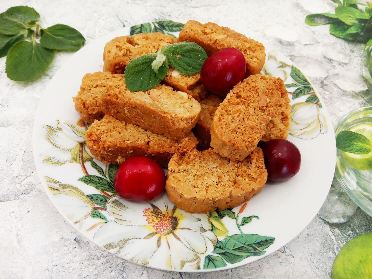 Печенье с орехами подсушенное в духовке, рассыпчатое и хрустящее: Достаем печенье с духовки и выкладываем на блюдо, подаем к чаю.