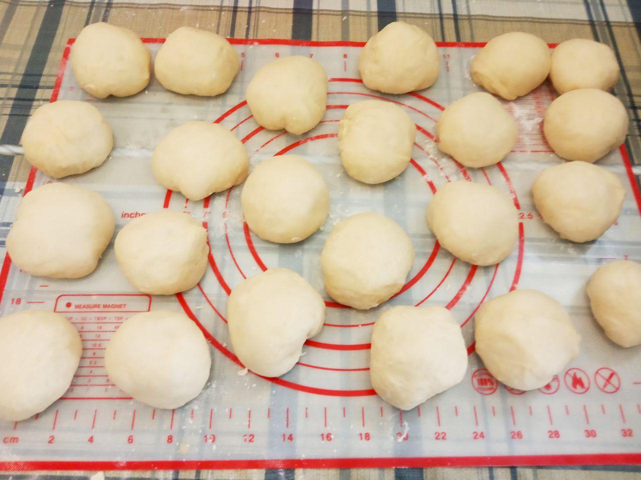 Мягкие воздушные булочки с кунжутом из простых и доступных ингредиентов: Смазываем прямоугольники размягченным сливочным маслом и сворачиваем рулетиком.