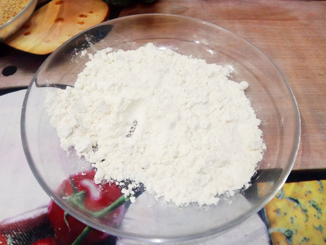 Вкусный и аппетитный завтрак из ветчины и сыра, в кляре: В одну тарелку насыпаем муку.
