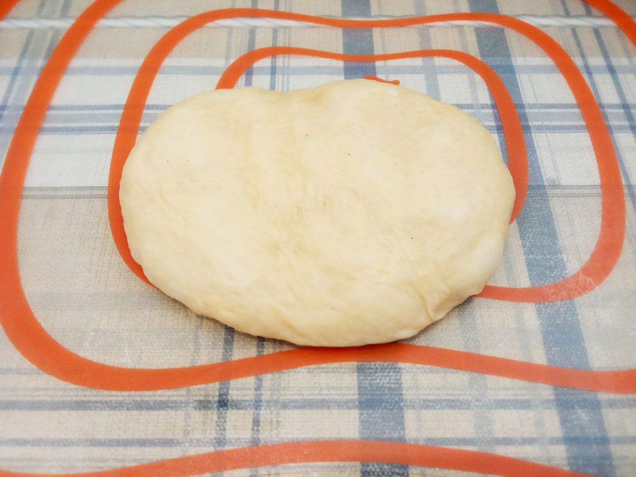 Воздушные и нежные булочки с заварным кремом и изюмом: Каждую часть теста раскатываем тонким прямоугольным листом.